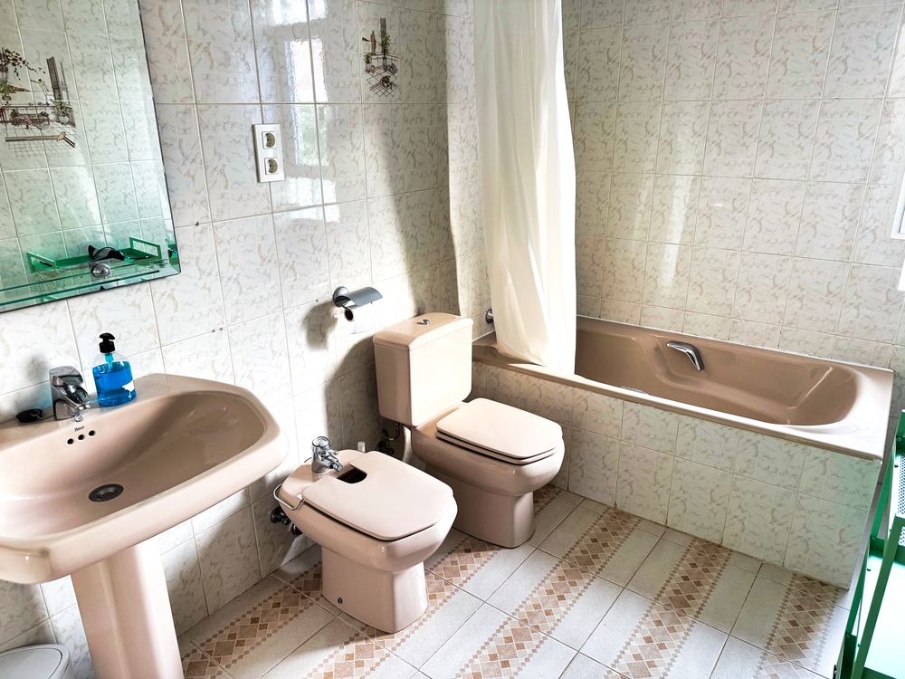 Baño del apartamento con bañera y bidé