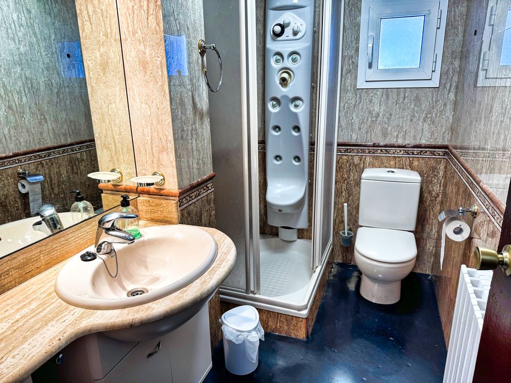 Baño planta calle con ducha de hidromasaje