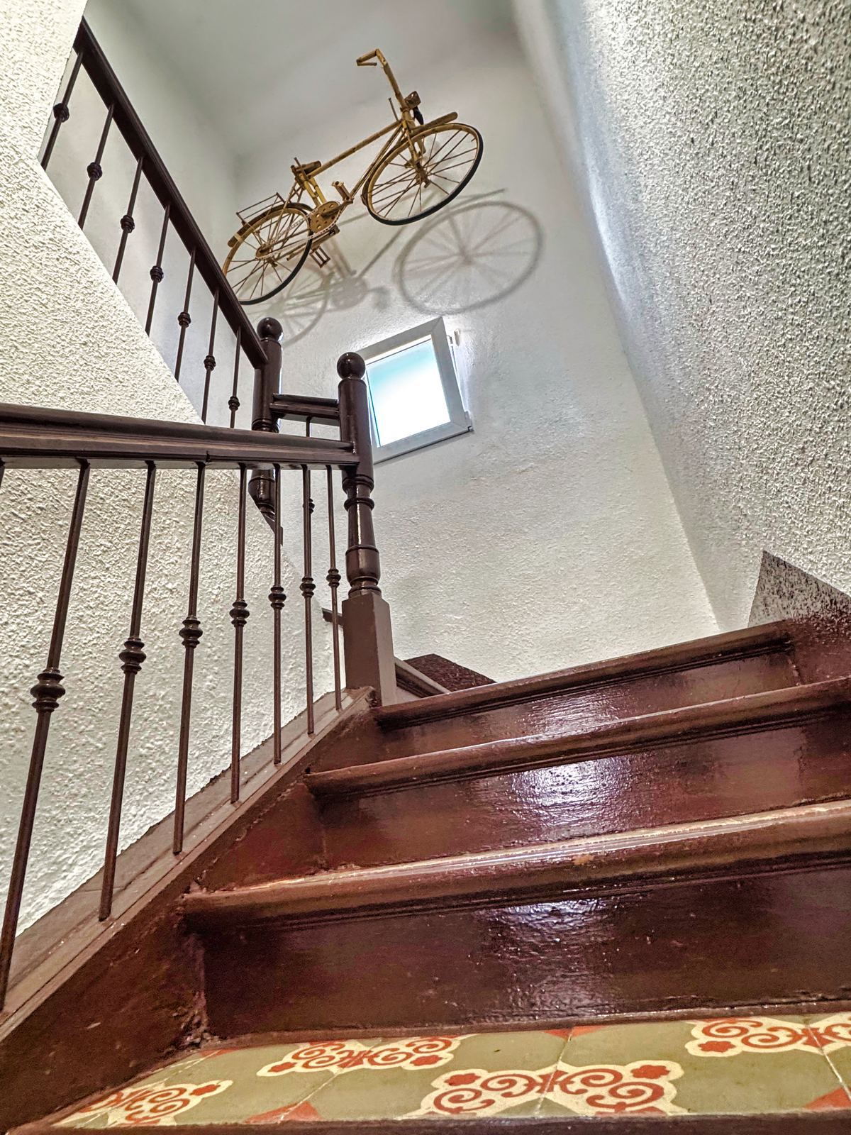 Escalera con bicicleta de caña