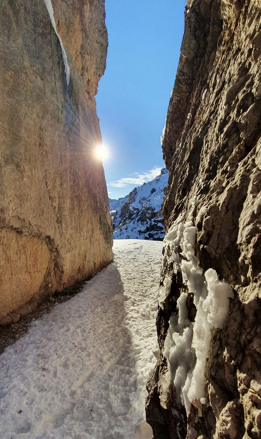 Paso de la Peña Tajada en invierno con nieve y carámbanos de hielo en las paredes