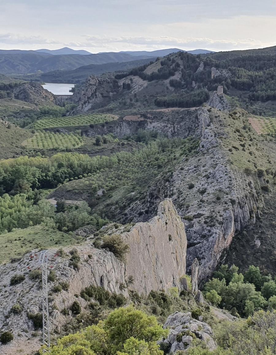 Vista desde los Aliegares hacia el embalse de Las Torcas, con la Casaza en lo alto y los viñedos del valle