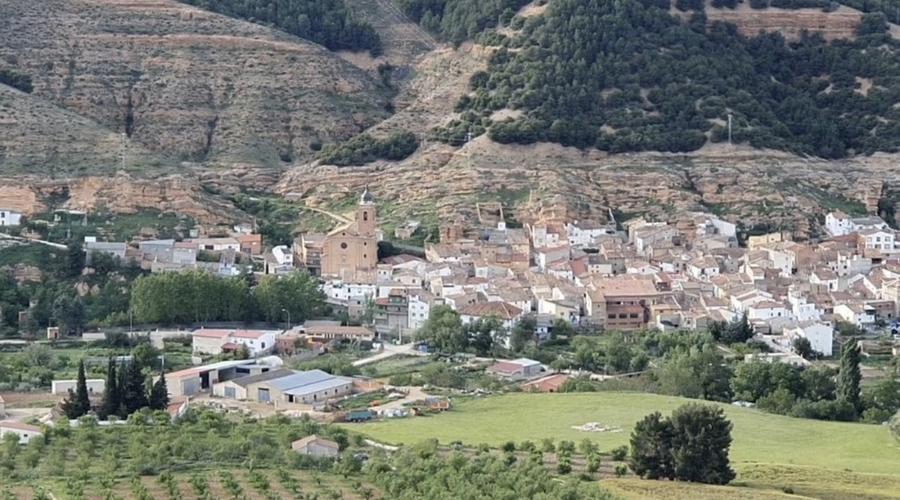 Vista panorámica de Tosos desde lo alto de los Aliegares, con el pueblo abrazado por las peñas