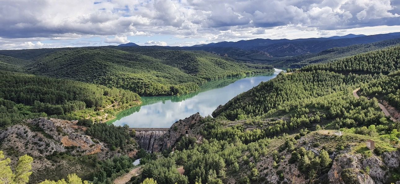 Vista panorámica del entorno natural de Tosos con el embalse y los pinares