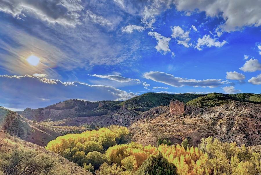 Vistas panorámicas del valle del Huerva desde el mirador, con el sol entre las nubes y los álamos amarillos en otoño